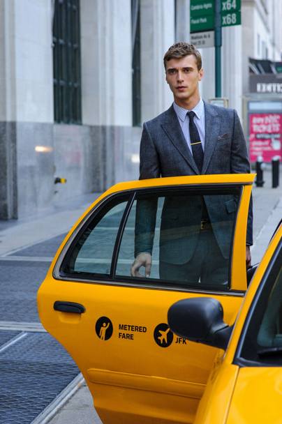 La campagna Gucci Men&#39;s Tailoring ritrae la  collezione di abiti maschili sul suggestivo sfondo delle citt di Londra, New York e Tokyo ed  partner del programma Elite Escapes della CNN      che celebra le destinazioni turistiche e le esperienze culturali pi esclusive del mondo